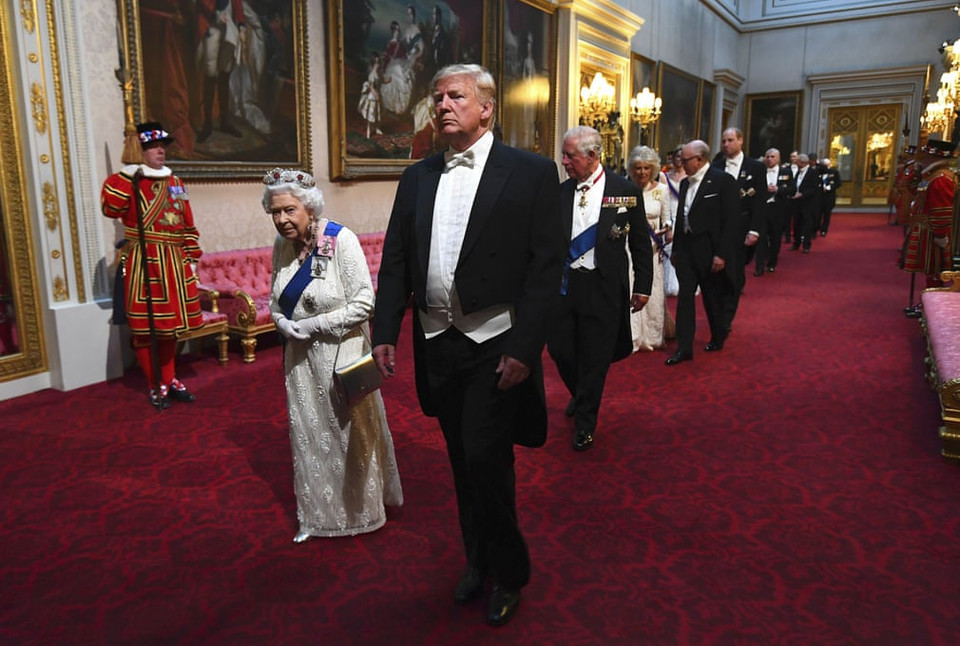 Năm 2019, Nữ hoàng Elizabeth II và Tổng thống Mỹ Donald Trump tại bữa tiệc cấp nhà nước tại Cung điện Buckingham. Chuyến thăm cấp nhà nước của tổng thống Mỹ đã gây tranh cãi, với hàng nghìn người biểu tình ở London chống lại ông Trump và các nhà lãnh đạo đối lập từ chối tham dự bữa tiệc. (Nguồn: AP)
