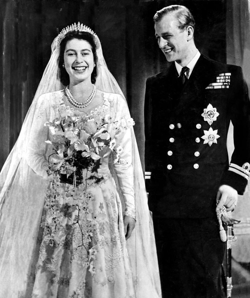 Năm 1947, Công chúa Elizabeth kết hôn với người anh em họ thứ ba của mình, Trung úy Philip Mountbatten tại Tu viện Westminster. Chồng bà trở thành Công tước của Edinburgh. (Nguồn: Daily Mail/Rex/Shutterstock)