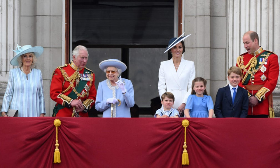 Năm 2022, Nữ hoàng Elizabeth II, cùng Thái tử Charles, Nữ công tước xứ Cornwall Camilla; Hoàng tử William, Công tước xứ Cambridge, Nữ công tước xứ Cambridge Catherine, Hoàng tử Louis, Công chúa Charlotte, Hoàng tử George tại lễ kỷ niệm năm bạch kim ở London vào ngày 2/6. (Nguồn: AFP/Getty)