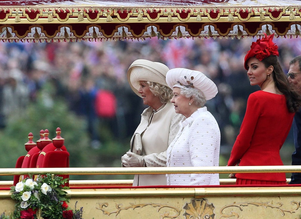 Năm 2012, Nữ hoàng Elizabeth II, Nữ công tước xứ Cornwall Camilla và Nữ công tước xứ Cambridge Catherine tại lễ kỷ niệm 60 năm lên ngôi của Nữ Hoàng. (Nguồn: WireImage)