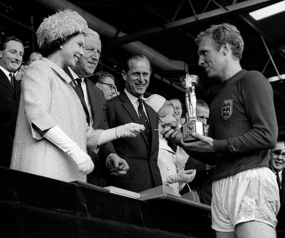 Năm 1966, đội trưởng đội tuyển Anh, Bobby Moore, nhận chiếc cúp Jules Rimet, từ tay Nữ hoàng, sau khi đội Anh giành chiến thắng 4-2 trước Tây Đức trong trận chung kết World Cup lịch sử đầu tiên diễn ra hiệp phụ tại sân vận động Wembley ở London. (Nguồn: PA)