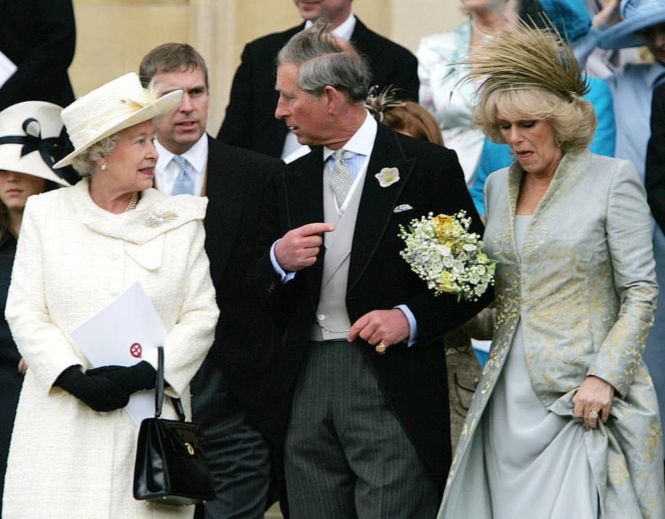 Năm 2005, Nữ hoàng Elizabeth II tại đám cưới của Thái tử Charles và Nữ công tước xứ Cornwall Camilla, được tổ chức tại nhà nguyện St George ở Windsor, Anh. (Nguồn: AP)