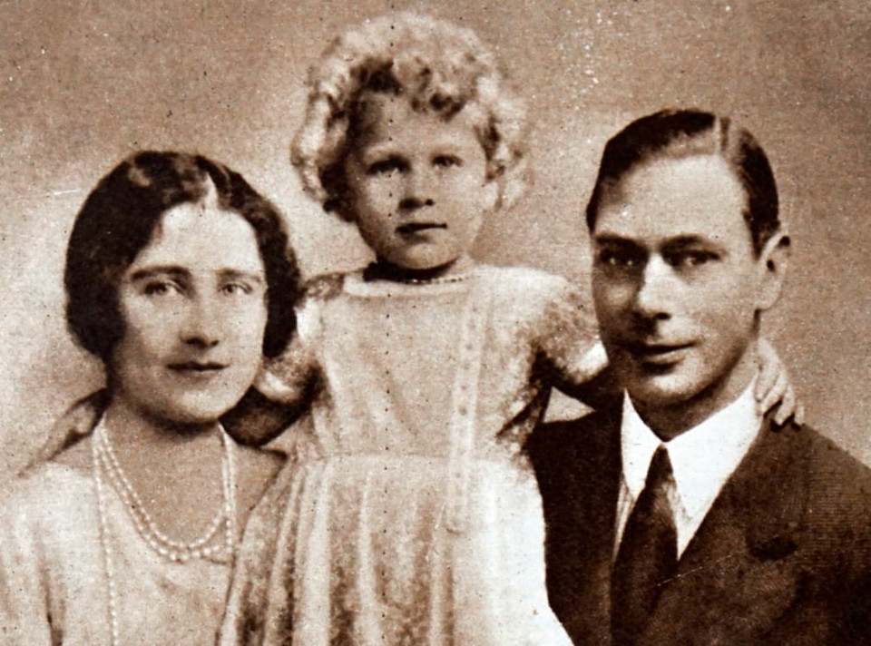 Năm 1930: Công tước và Nữ công tước xứ York (sau này là Vua George VI và Nữ hoàng Elizabeth) với con gái Công chúa Elizabeth. (Nguồn: Getty)