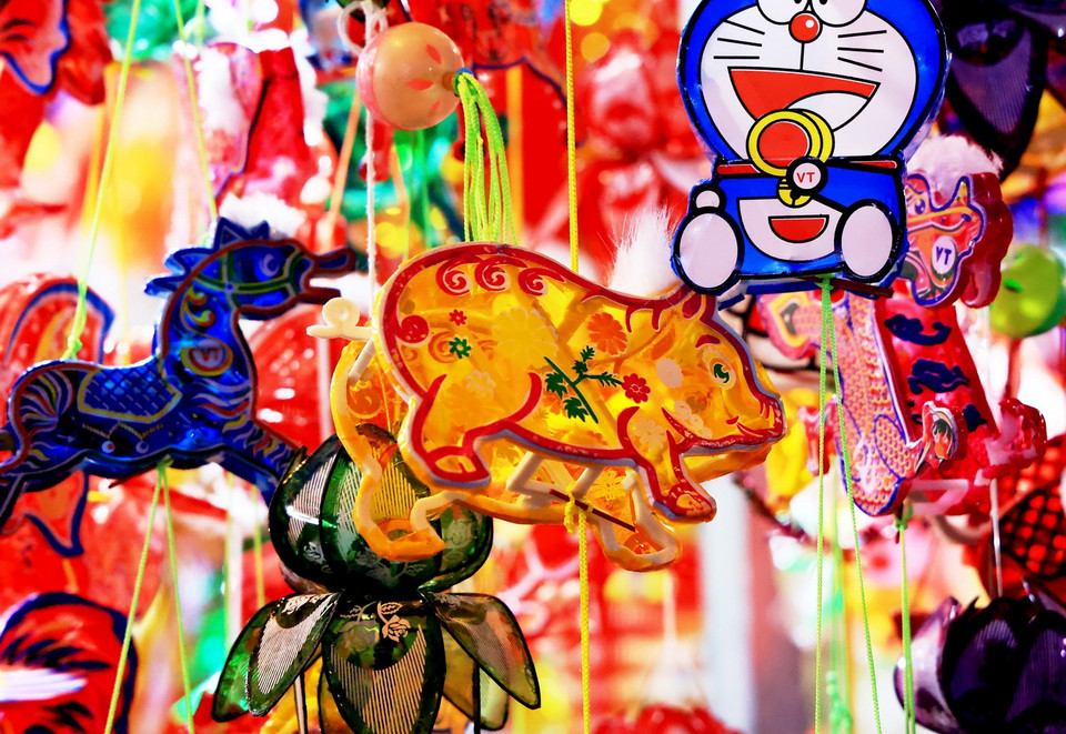 Các loại lồng đèn hình dáng các con vật, nhân vật hoạt hình được bày bán tại Phố lồng đèn Lương Nhữ Học. (Ảnh: Hồng Đạt/TTXVN)