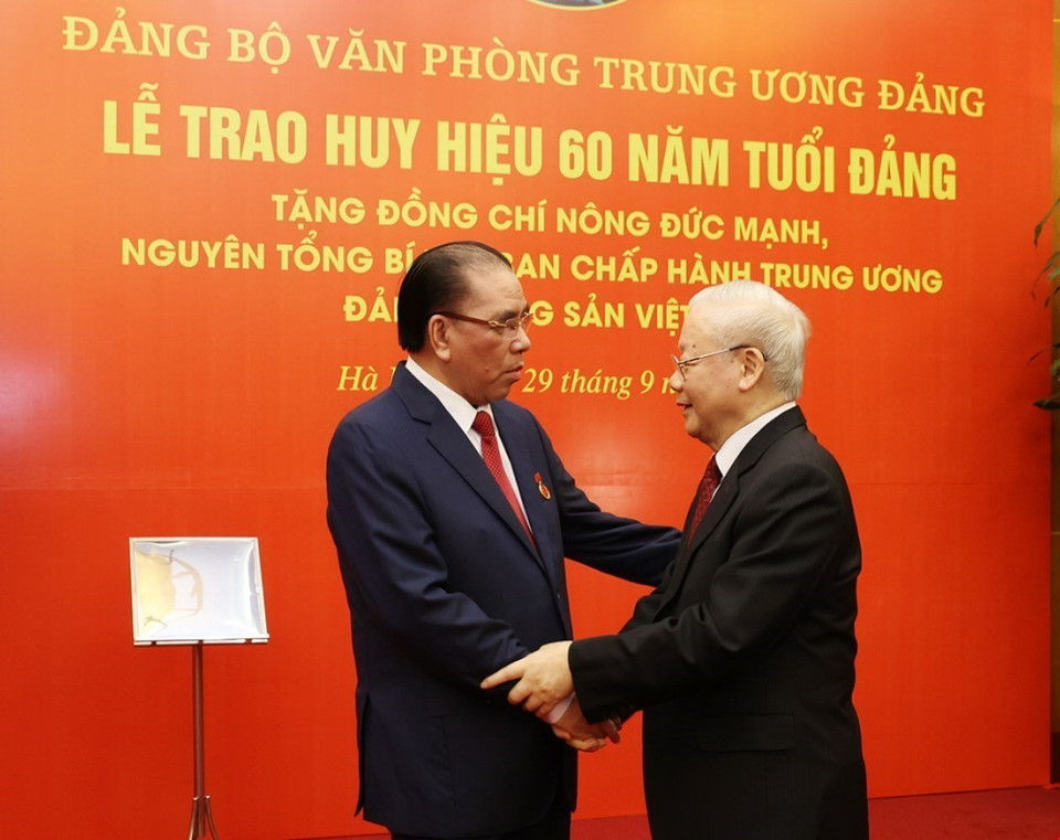 Tổng Bí thư Nguyễn Phú Trọng chúc mừng nguyên Tổng Bí thư Nông Đức Mạnh. (Ảnh: Trí Dũng/TTXVN)