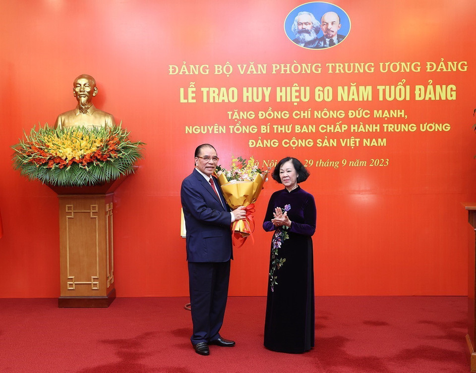 Đồng chí Trương Thị Mai, Ủy viên Bộ Chính trị, Thường trực Ban Bí thư, Trưởng ban Tổ chức Trung ương, chúc mừng nguyên Tổng Bí thư Nông Đức Mạnh. (Ảnh: Trí Dũng/TTXVN)