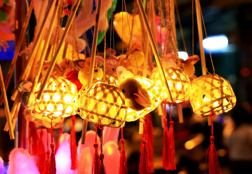 Lồng đèn hình con thỏ được bán nhiều ở Phố lồng đèn Lương Nhữ Học. (Ảnh: Hồng Đạt/TTXVN)