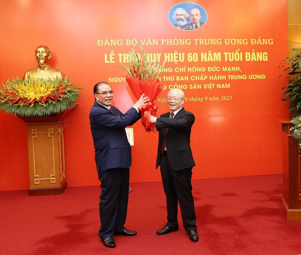 Tổng Bí thư Nguyễn Phú Trọng chúc mừng nguyên Tổng Bí thư Nông Đức Mạnh. (Ảnh: Trí Dũng/TTXVN)