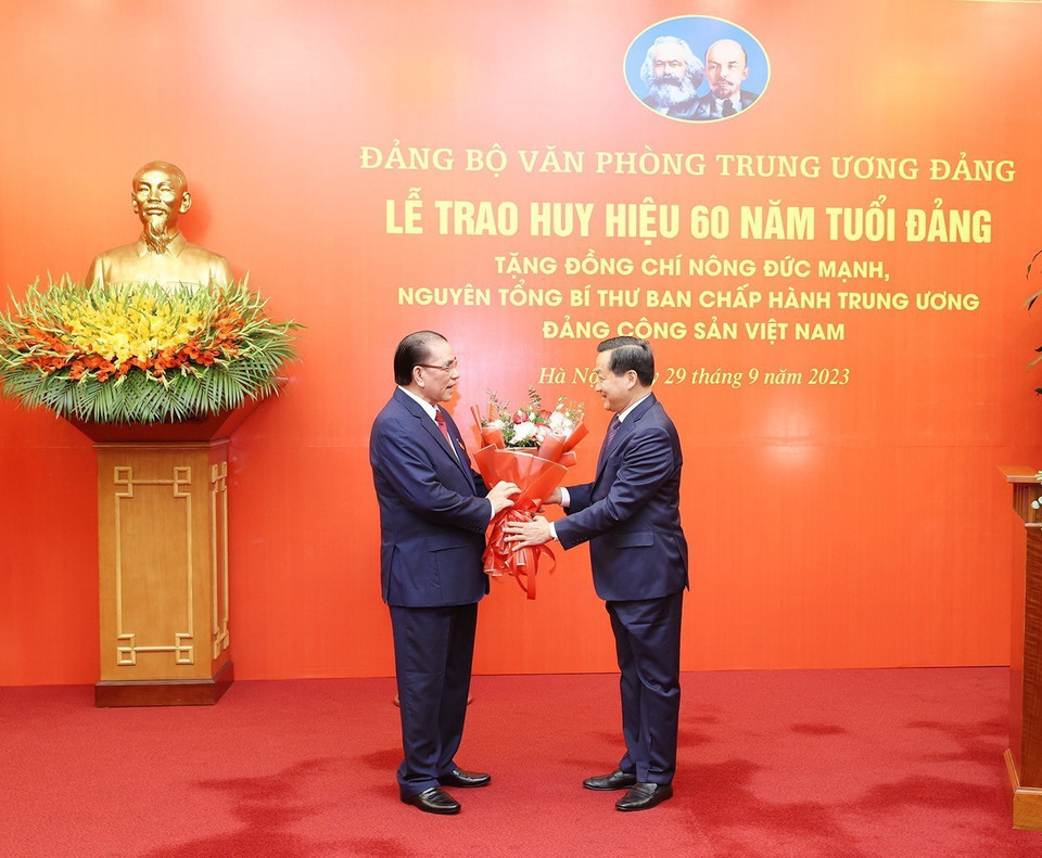 Đồng chí Lê Minh Khái, Bí thư Trung ương Đảng, Phó Thủ tướng Chính phủ, thay mặt Ban Cán sự Đảng Chính phủ chúc mừng nguyên Tổng Bí thư Nông Đức Mạnh. (Ảnh: Trí Dũng/TTXVN)