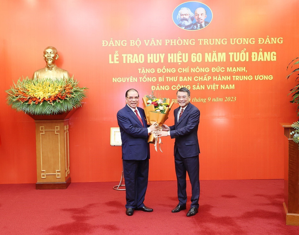 Đồng chí Lê Minh Hưng, Bí thư Trung ương Đảng, Chánh Văn phòng Trung ương Đảng, chúc mừng nguyên Tổng Bí thư Nông Đức Mạnh. (Ảnh: Trí Dũng/TTXVN)