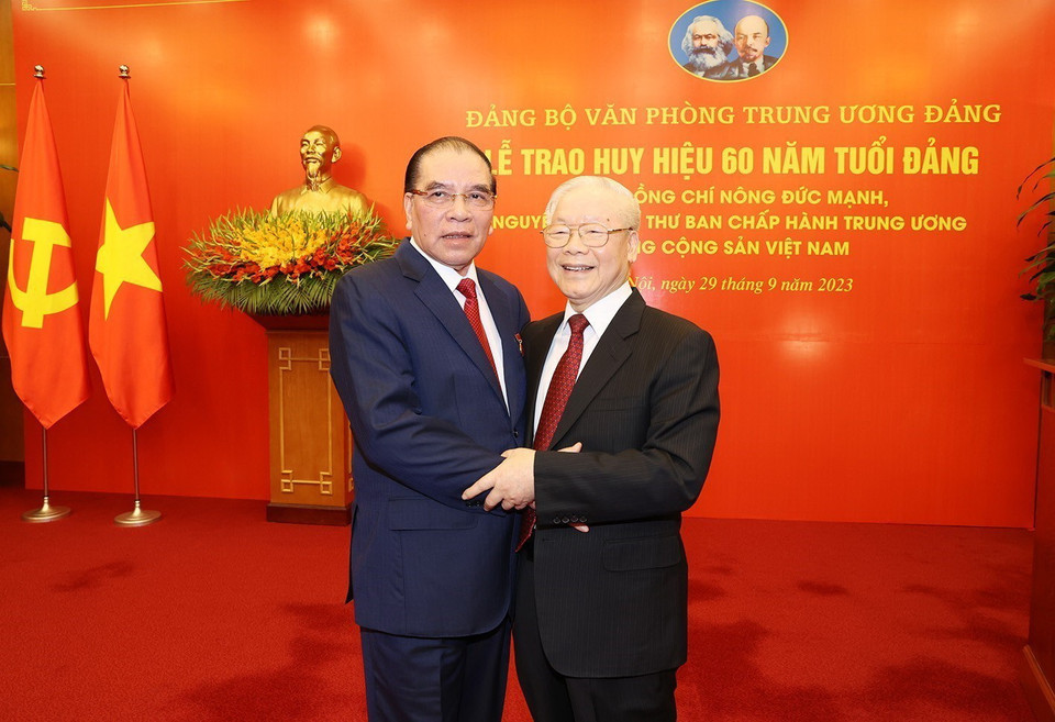 Tổng Bí thư Nguyễn Phú Trọng và nguyên Tổng Bí thư Nông Đức Mạnh. (Ảnh: Trí Dũng/TTXVN)