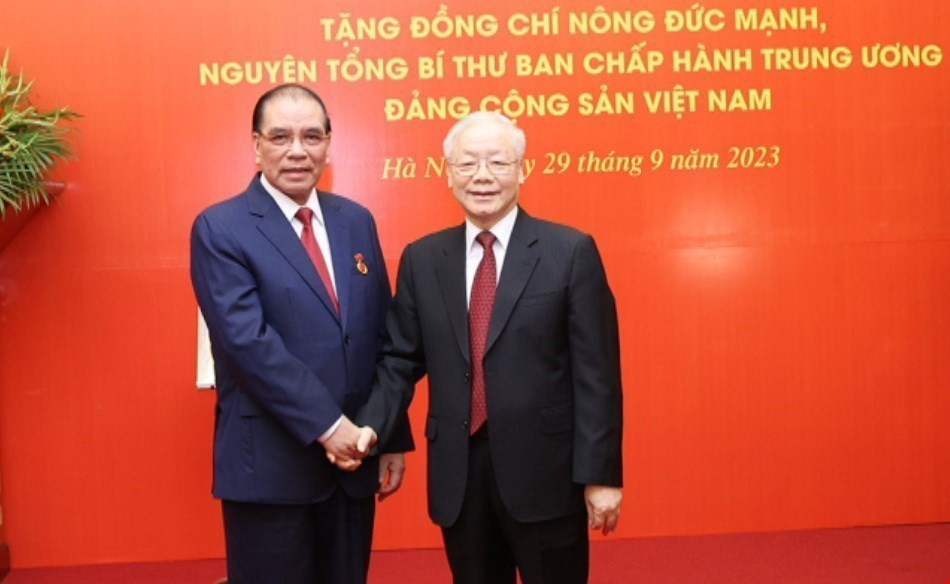 Tổng Bí thư Nguyễn Phú Trọng chúc mừng nguyên Tổng Bí thư Nông Đức Mạnh. (Ảnh: Trí Dũng/TTXVN)