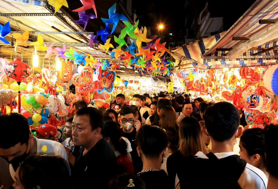 Du khách tham quan, mua sắm tại Phố lồng đèn Lương Nhữ Học. (Ảnh: Hồng Đạt/TTXVN)