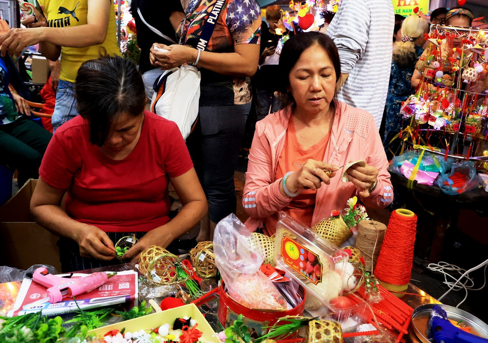 Làm lồng đèn tại Phố lồng đèn Lương Nhữ Học. (Ảnh: Hồng Đạt/TTXVN)