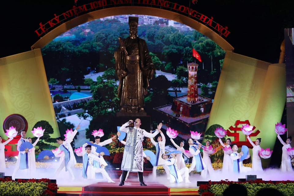 Tiết mục văn nghệ chào mừng kỷ niệm. (Ảnh: Danh Lam/TTXVN)