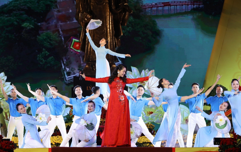 Chương trình biểu diễn nghệ thuật chào mừng Lễ kỷ niệm 1010 năm Thăng Long-Hà Nội. (Ảnh: Văn Điệp/TTXVN)