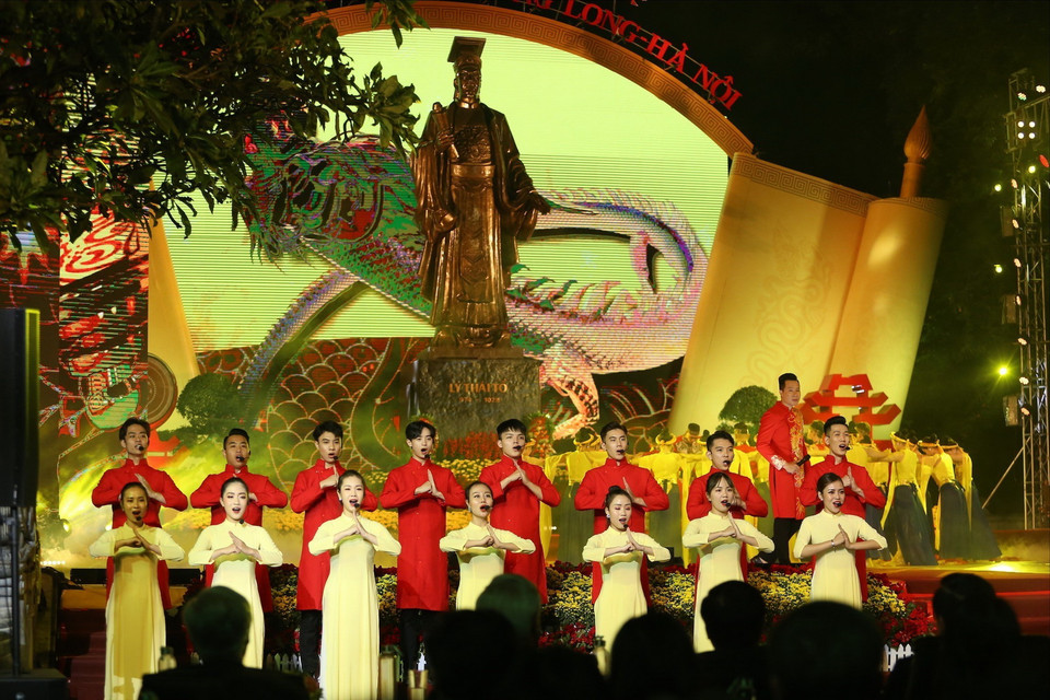 Biểu diễn văn nghệ tại Lễ kỷ niệm. (Ảnh: Hoàng Hiếu/TTXVN)