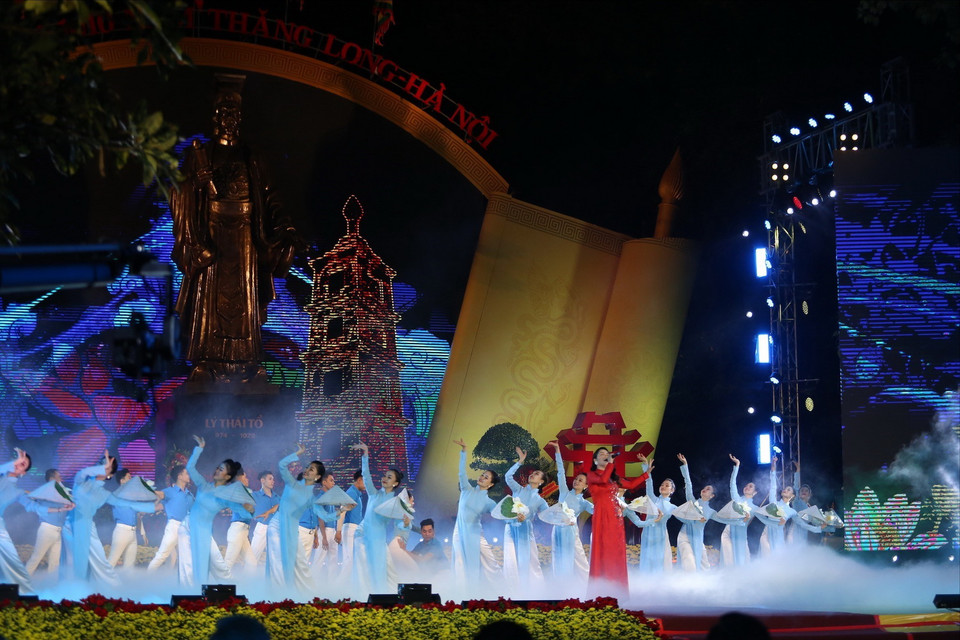 Biểu diễn văn nghệ tại Lễ kỷ niệm. (Ảnh: Hoàng Hiếu/TTXVN)