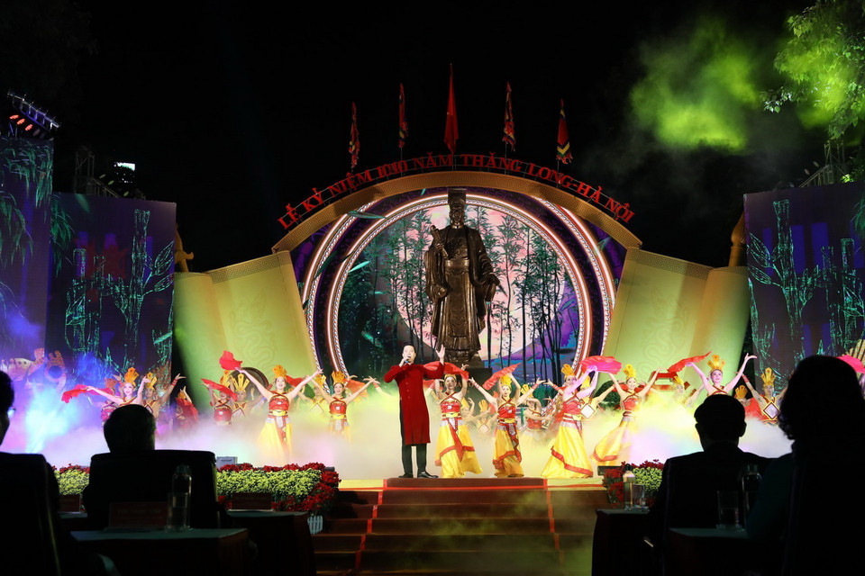 Chương trình biểu diễn nghệ thuật chào mừng Lễ kỷ niệm 1010 năm Thăng Long-Hà Nội. (Ảnh: Văn Điệp/TTXVN)