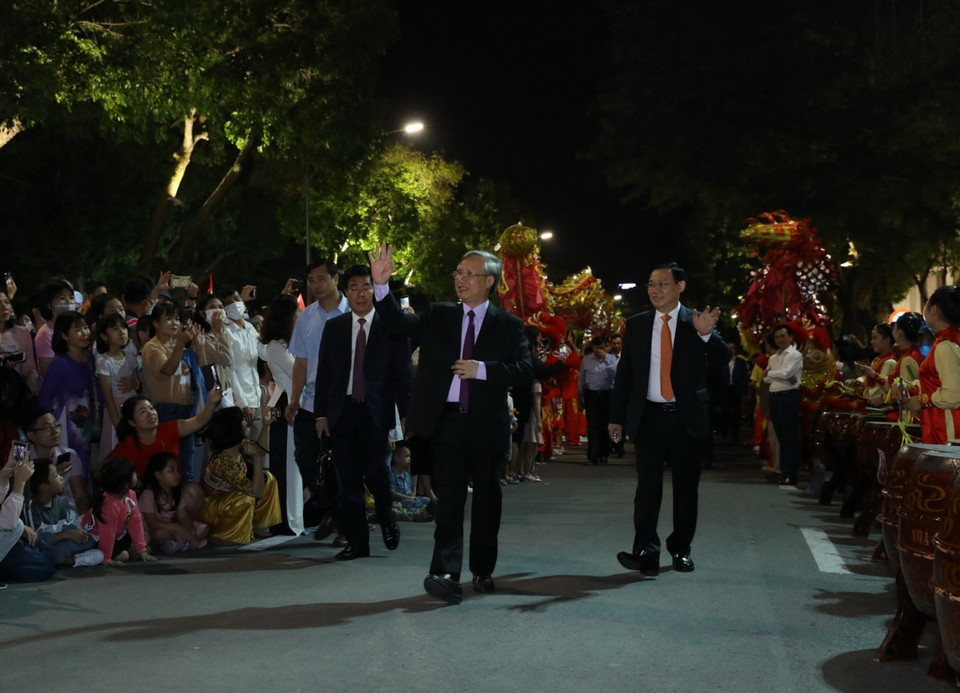 Trong ảnh: Đồng chí Trần Quốc Vượng, Ủy viên Bộ Chính Trị, Thường trực Ban Bí thư và đồng chí Vương Đình Huệ, Ủy viên Bộ Chính Trị, Bí thư Thành ủy Hà Nội vẫy tay chào nhân dân Thủ đô tại buổi lễ. (Ảnh: Văn Điệp/TTXVN)