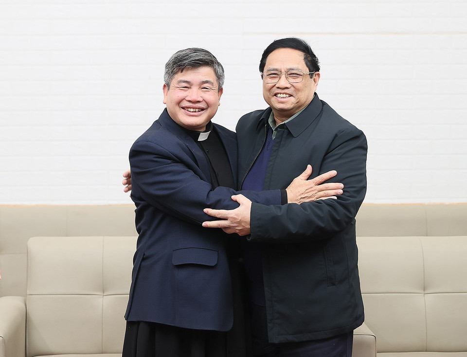 Thủ tướng Phạm Minh Chính thăm, chúc mừng Giáo xứ Bắc Giang. (Ảnh: Dương Giang/TTXVN)