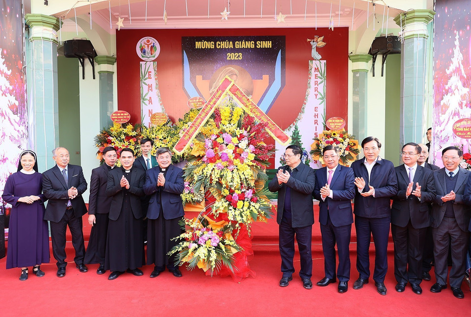 Thủ tướng Phạm Minh Chính tặng hoa chúc mừng Giáo xứ Bắc Giang. (Ảnh: Dương Giang/TTXVN)