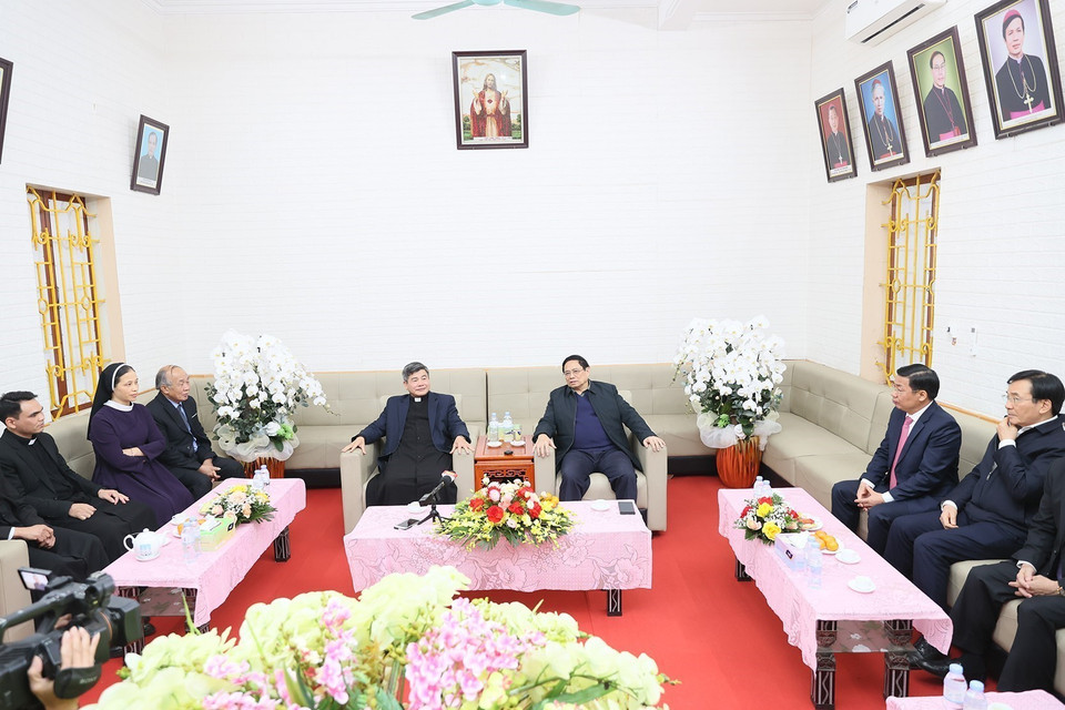 Thủ tướng Phạm Minh Chính thăm, chúc mừng Giáo xứ Bắc Giang. (Ảnh: Dương Giang/TTXVN)