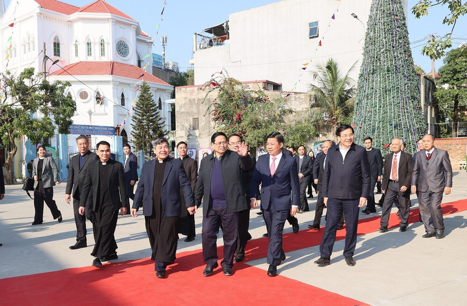 Thủ tướng Phạm Minh Chính thăm Giáo xứ Bắc Giang. (Ảnh: Dương Giang/TTXVN)