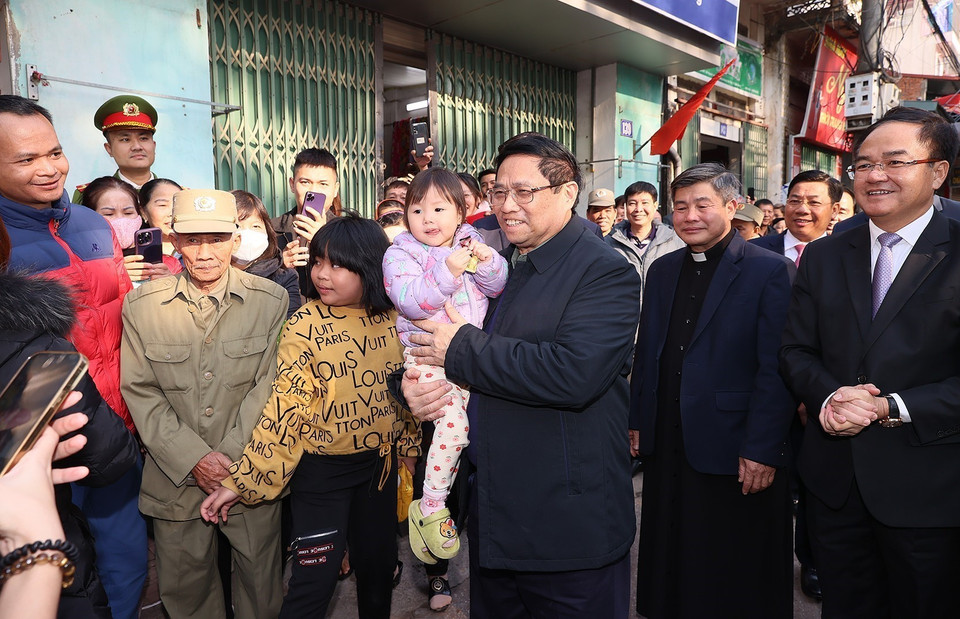 Thủ tướng Phạm Minh Chính thăm, chúc mừng giáo dân Giáo xứ Bắc Giang. (Ảnh: Dương Giang/TTXVN)