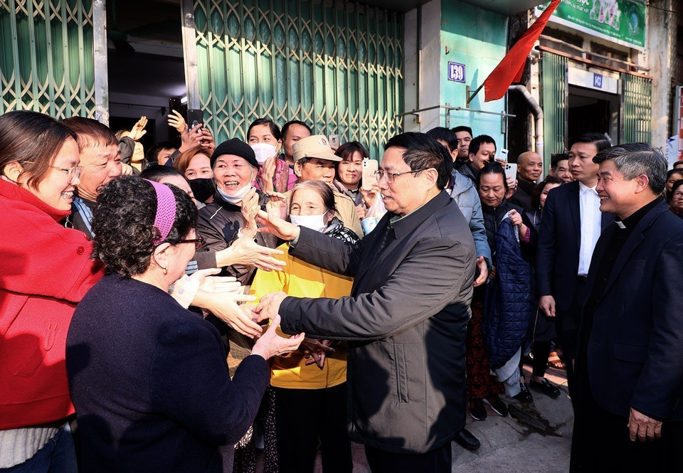 Thủ tướng Phạm Minh Chính với giáo dân Giáo xứ Bắc Giang. (Ảnh: Dương Giang/TTXVN)