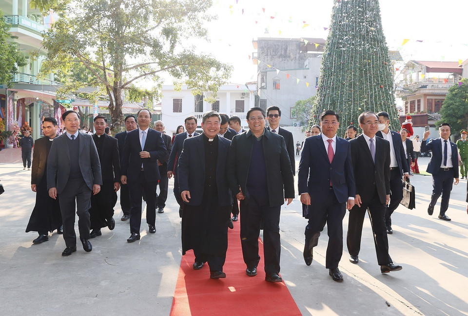 Nhân dịp Lễ Giáng sinh, chiều 23/12, Thủ tướng Phạm Minh Chính đến thăm và chúc mừng giáo dân Giáo xứ Bắc Giang. (Ảnh: Dương Giang-TTXVN)