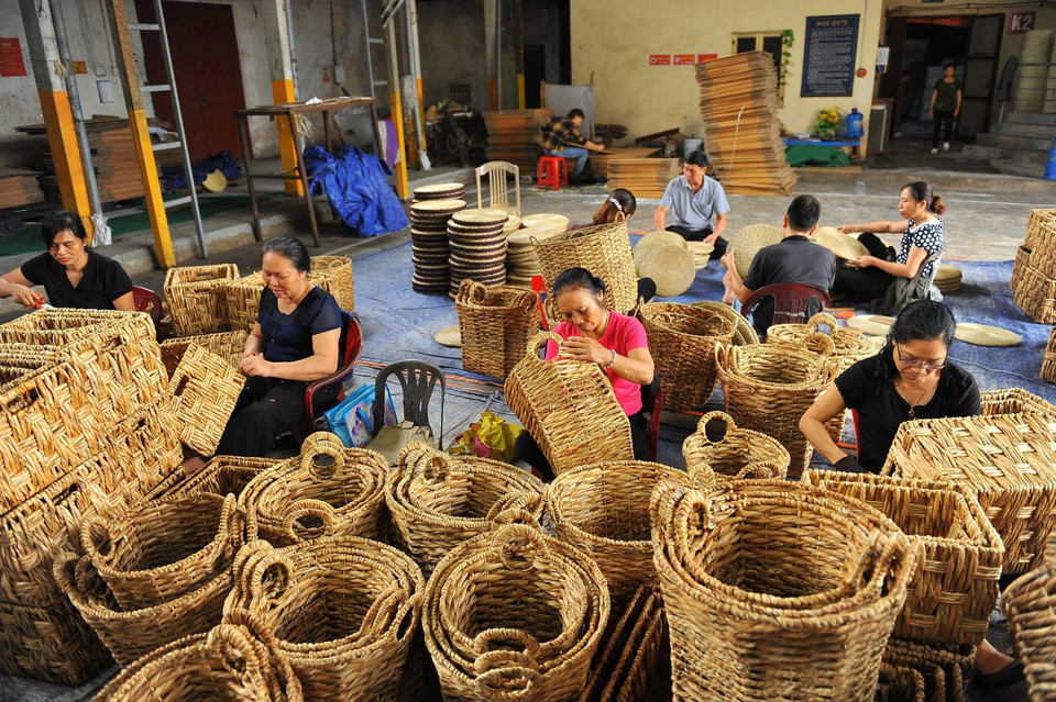 Kỹ thuật đan đơn giản gồm các kiểu cơ bản như đan hạt gạo, đan xương cá và đan mạng nhện. (Ảnh: Minh Đức/TTXVN)