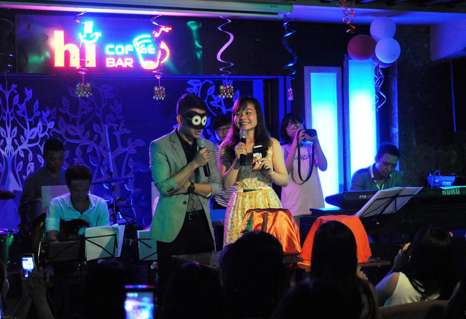 Trong lúc Hoài Lâm còn đang ngơ ngác, người hâm mộ đã bịt mắt anh lại bằng một tấm decal ngộ nghĩnh và mang ra sân khấu ba món quà. (Tùng Lâm/Vietnam+)