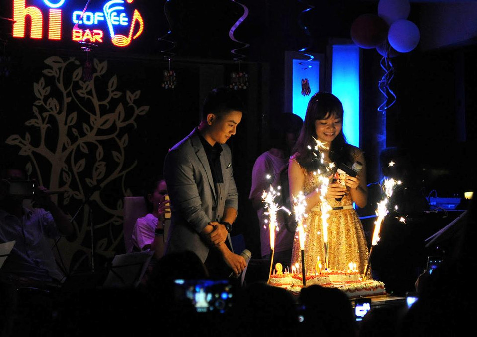Khi món quà cuối cùng được lấy ra, cũng là lúc chiếc bánh sinh nhật tuổi 20 của Hoài Lâm được đưa lên sân khấu. Hơn 100 người trong quán cafe cùng đồng thanh hát vang ca khúc 'Tuổi 20'. Chàng ca sĩ trẻ cởi tấm decal che mắt ra trong bồi hồi và xúc động. Anh hướng về phía người hâm mộ, liên tục nghẹn ngào: 'Dạ! cảm ơn ạ, con cảm ơn.' (Tùng Lâm/Vietnam+)