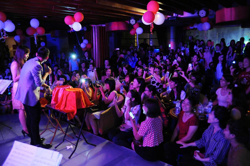 Khi một bài hát chuẩn bị tới đoạn cao trào, một sự cố xảy ra, hệ thống âm thanh và ánh sáng của sân khấu đột nhiên tắt ngấm. Chàng ca sĩ 19 tuổi không hề biết rằng, đây là một sự cố đã được người hâm mộ lên kế hoạch. (Tùng Lâm/Vietnam+)