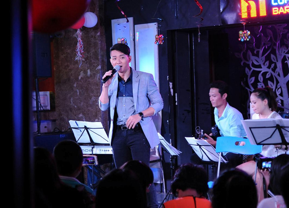 Sinh nhật 20 tuổi của ca sĩ trẻ Hoài Lâm sẽ vướng vào chuyến lưu diễn của anh tại Mỹ. Vì thế, cộng đồng người hâm mộ Lâm ở Hà Nội, quyết định tổ chức sinh nhật cho chàng trai trẻ này sớm, theo một cách vô cùng bất ngờ và đặc biệt. (Ảnh: Tùng Lâm/Vietnam+)