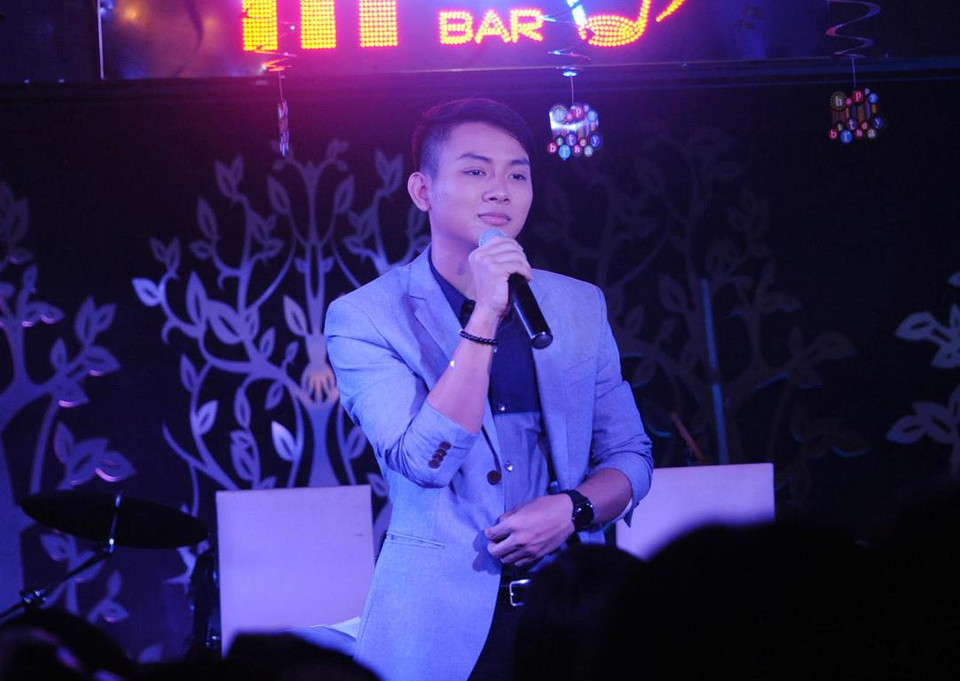 Như thường lệ, nam ca sĩ trẻ tự tin trình diễn một loạt các bài hát 'tủ' của mình. (Tùng Lâm/Vietnam+)