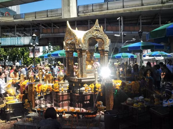 Đền Erawan vẫn tấp nập trong ngày diễn ra thực nghiệm hiện trường. 