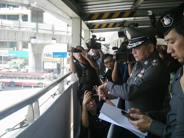 Theo trình tự, thủ phạm sẽ thực hiện lại các hành động vào đền, đặt bom, đi ra cửa, thuê xe ôm về công viên Lumpini, vào nhà vệ sinh thay quần áo, bỏ tóc giả, kính râm rồi tẩu thoát.