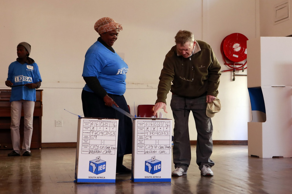 Cử tri Nam Phi bỏ phiếu tại điểm bầu cử ở thủ đô Cape Town ngày 7/5. (Nguồn: AFP/TTXVN)