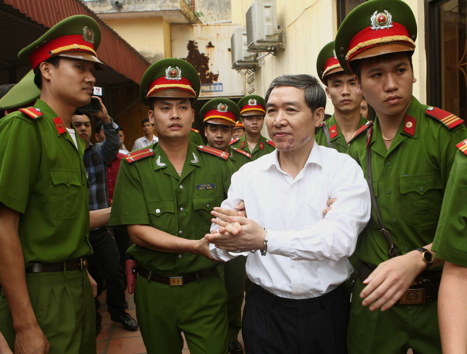 Cảnh sát dẫn giải bị cáo Dương Chí Dũng về trại giam sau khi Hội đồng xét xử tuyên án.(Ảnh: Doãn Tấn/TTXVN) 