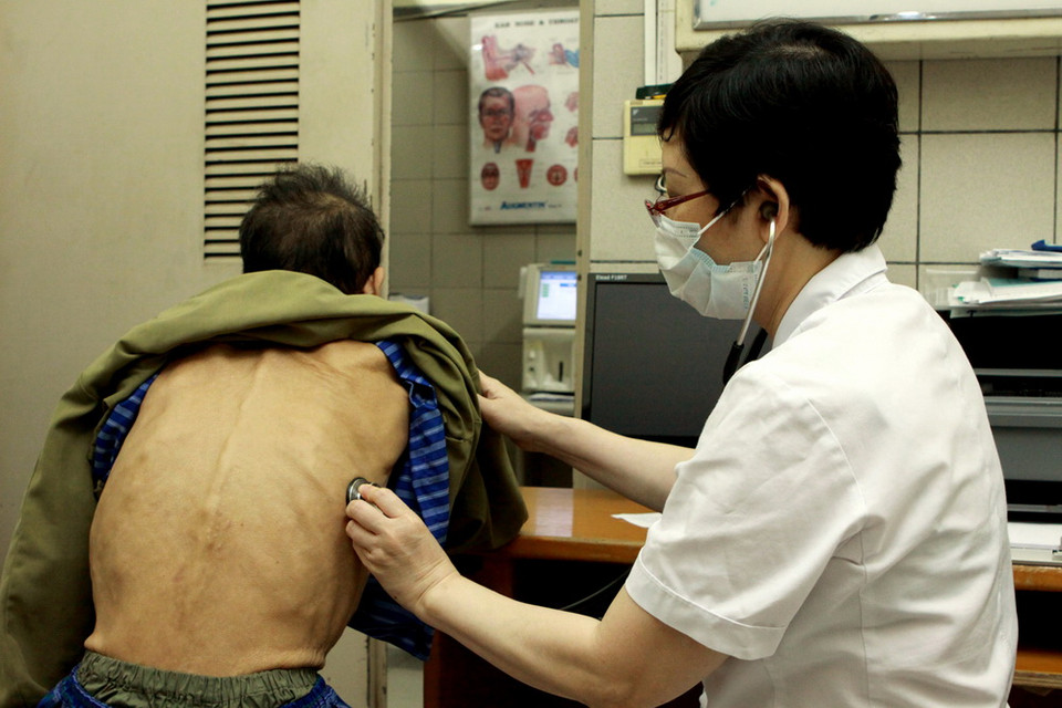 Bệnh nhân bị hen phế quản nằm tại Trung tâm Hô hấp - Bệnh viện Bạch Mai. (Ảnh: Dương Ngọc/TTXVN)