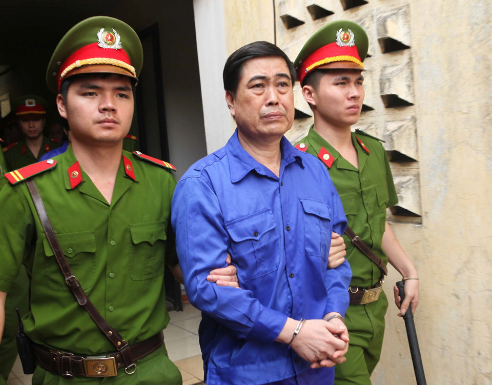 Cảnh sát dẫn giải bị cáo Trần Hải Sơn về trại giam sau khi Hội đồng xét xử tuyên án. (Ảnh: Doãn Tấn/TTXVN) 