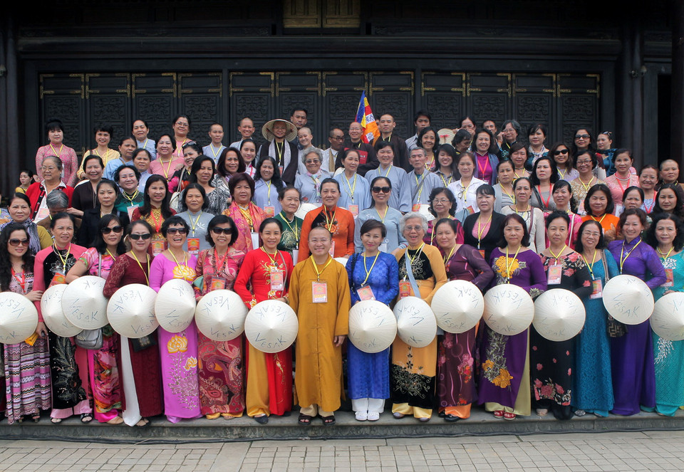 Các đại biểu, phật tử về dự Đại lễ. (Ảnh: Lâm Khánh/TTXVN)