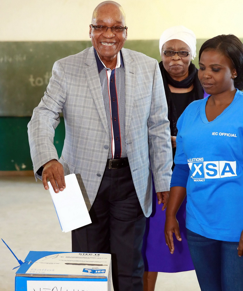 Tổng thống Nam Phi đồng thời là Lãnh đạo Đảng Đại hội Dân tộc Phi (ANC) Jacob Zuma bỏ phiếu tại điểm bầu cử ở Nkandla ngày 7/5. (Nguồn: AFP/TTXVN)