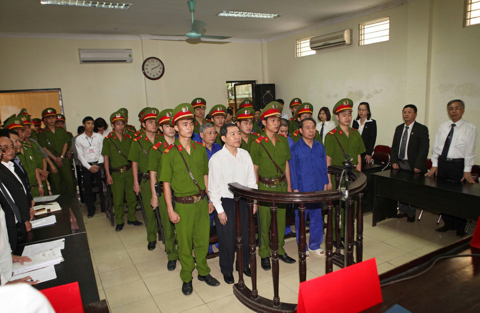 Bị cáo Dương Chí Dũng (áo trắng), bị cáo Mai Văn Phúc (hàng đầu, áo tím) và các đồng phạm nghe tuyên án. (Ảnh: Doãn Tấn/TTXVN)