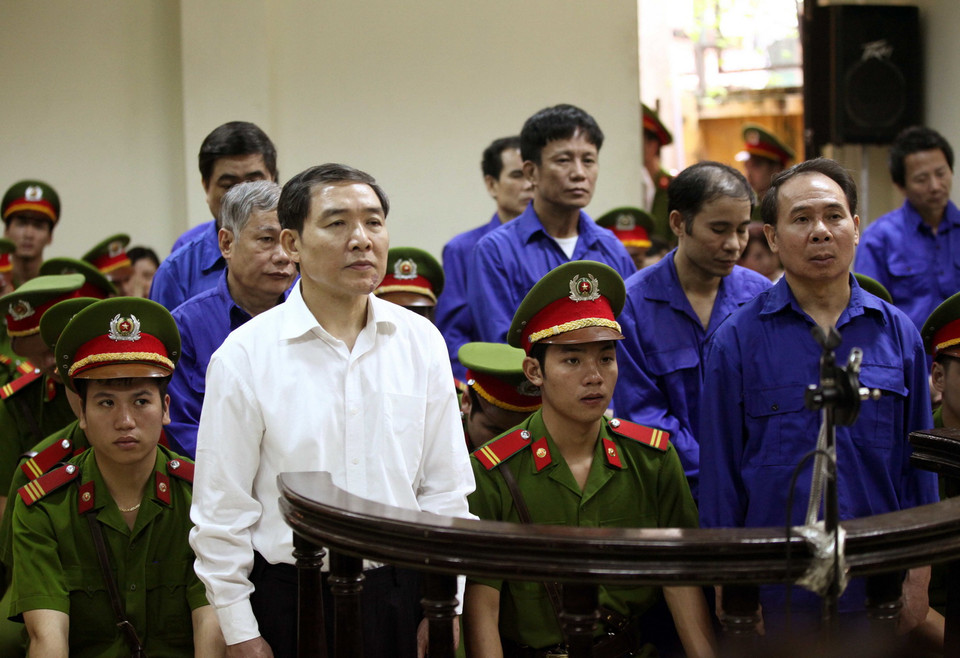 Bị cáo Dương Chí Dũng (áo trắng), bị cáo Mai Văn Phúc (hàng đầu, áo tím) và các đồng phạm trước vành móng ngựa. (Ảnh: Doãn Tấn/TTXVN)