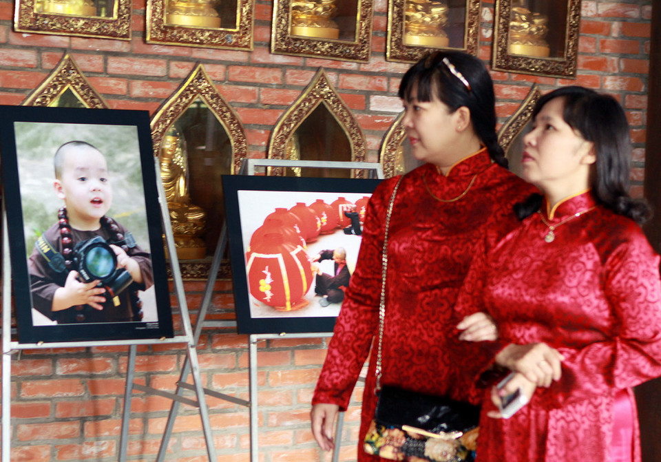 Du khách xem triển lãm ảnh Phật giáo tại chùa Bái Đính ngày 7/5.(Ảnh: Nguyễn Dân/TTXVN)