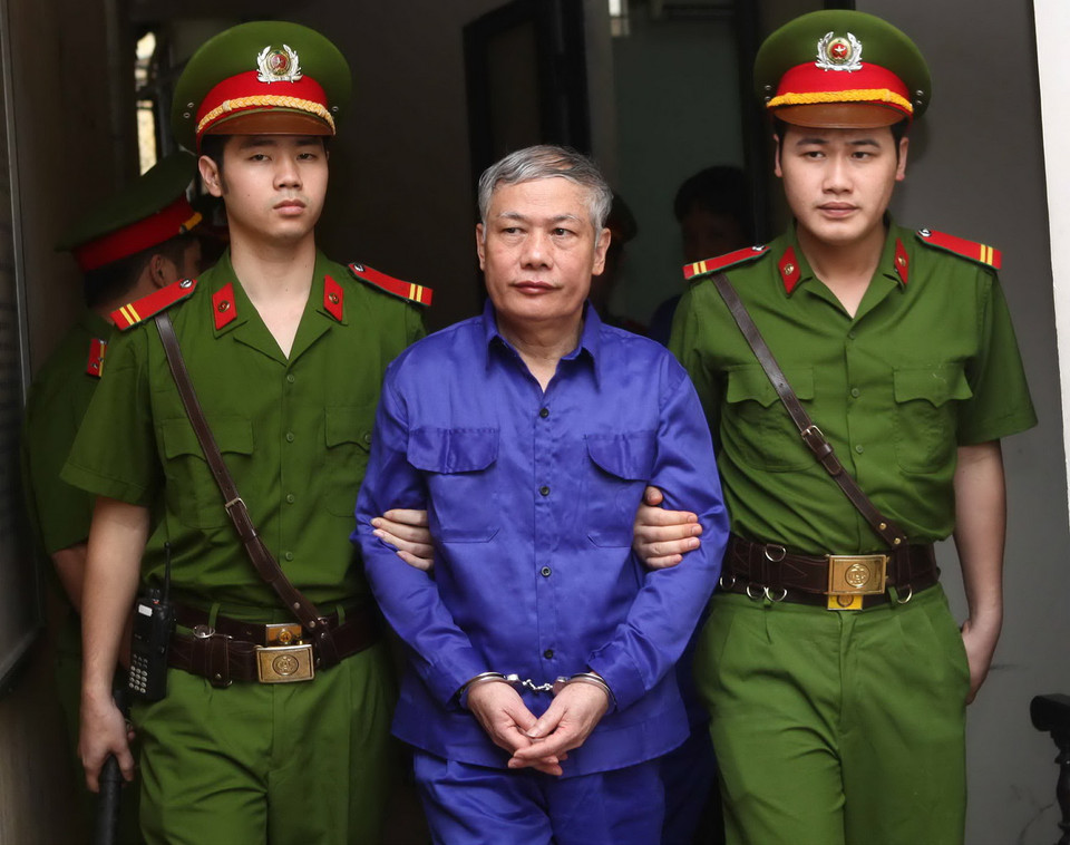 Cảnh sát dẫn giải bị cáo Trần Hữu Chiều về trại giam sau khi Hội đồng xét xử tuyên án. (Ảnh: Doãn Tấn/TTXVN) 