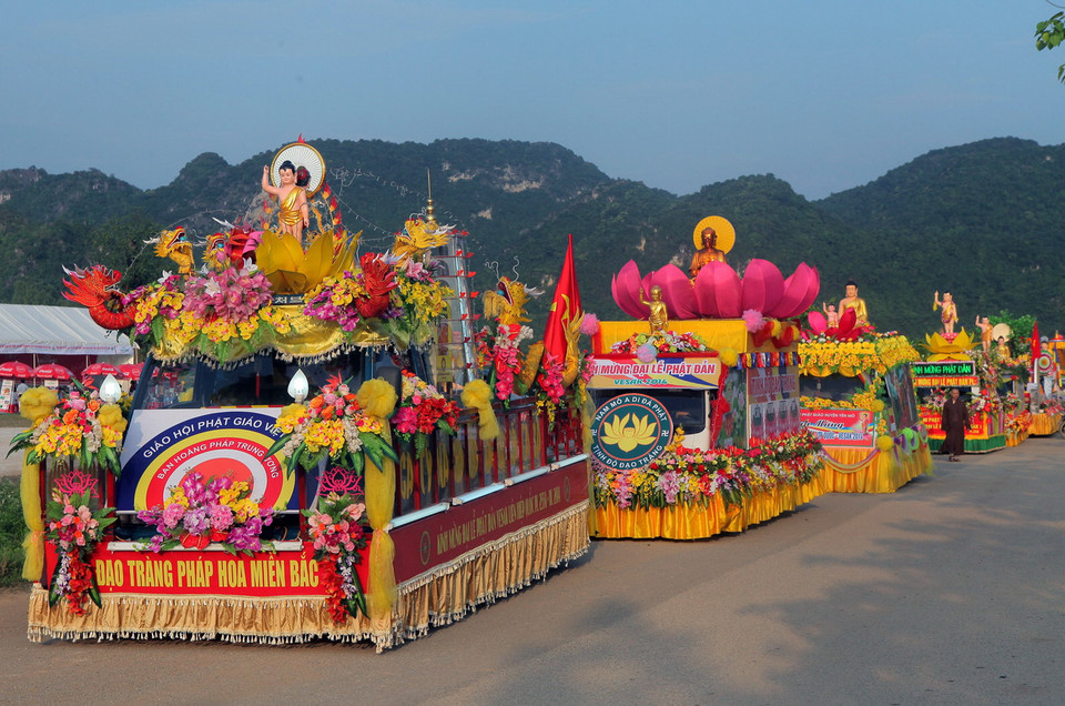 Đoàn xe hoa diễu hành chào mừng Vesak 2014. (Ảnh: Lâm Khánh/TTXVN)